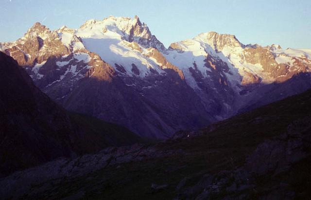 Goléon p01-08.jpg - COUCHER DE SOLEIL. Bonne idée de faire un stage photo au refuge du Goléon, difficile de trouver mieux pour bénéficier d'un coucher de soleil sur la Meige et le Rateau, peut-être sur le plateuau d'Emparis ?.Copyright PiR.